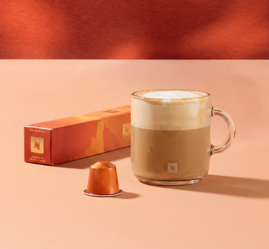 Taza de café junto a su cápsula nespresso pumpkin pie de color naranja
