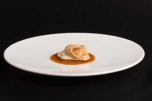 Cremoso de berenjena, demi glace, almendra y aire de Nespresso