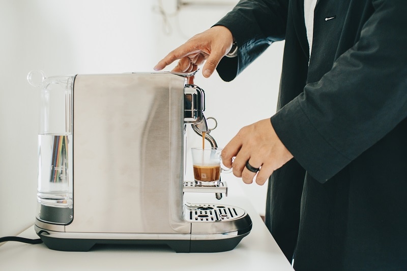 Nespresso Creatista Plus膠囊咖啡機萃取咖啡