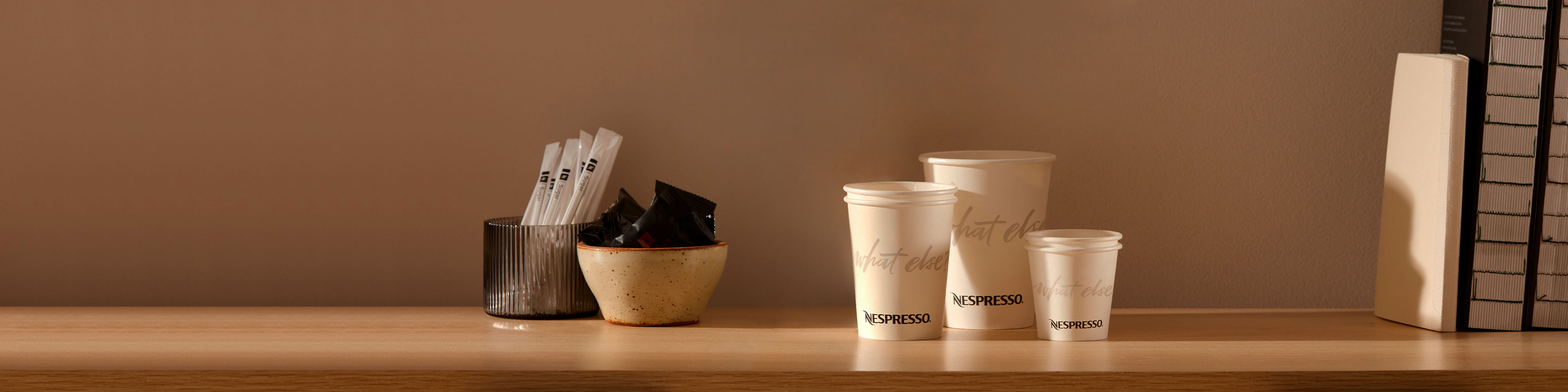 Distributeur de capsules et gobelet à l'unité Nespresso Pro