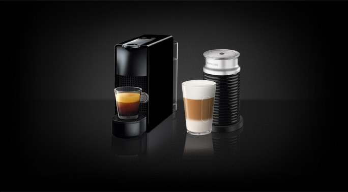 25134円 値段が激安 Nespresso Essenza Mini Espresso Machine by De'Longhi with Aeroccino Black ＿並行輸入品