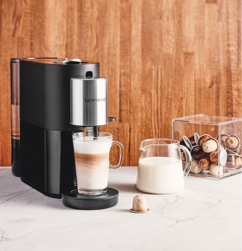 Une machine à café dans la cuisine pour préparer un café latte savoureux - Nespresso Atelier