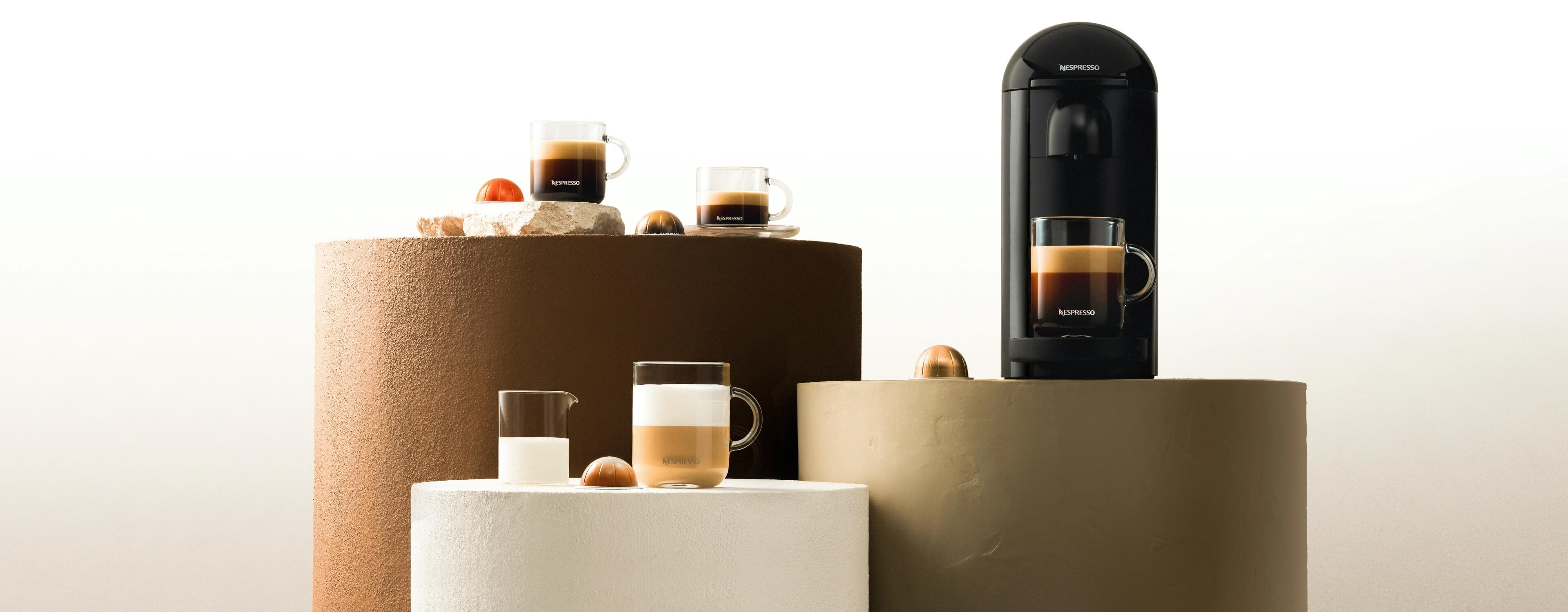 Une machine Vertuo accompagnée de trois boissons Nespresso fraîchement préparées