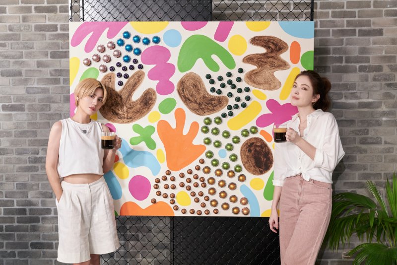 許瑋甯和新銳藝術家周依CHOU YI以Nespresso咖啡膠囊、咖啡渣為媒材，創作藝術作品