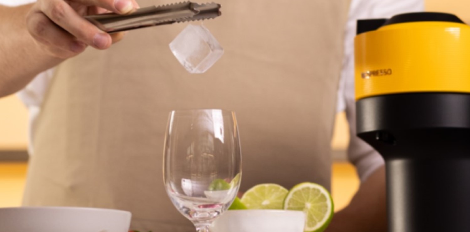 Kaffeeglas mit Eiswürfeln für Superfood Kaffee