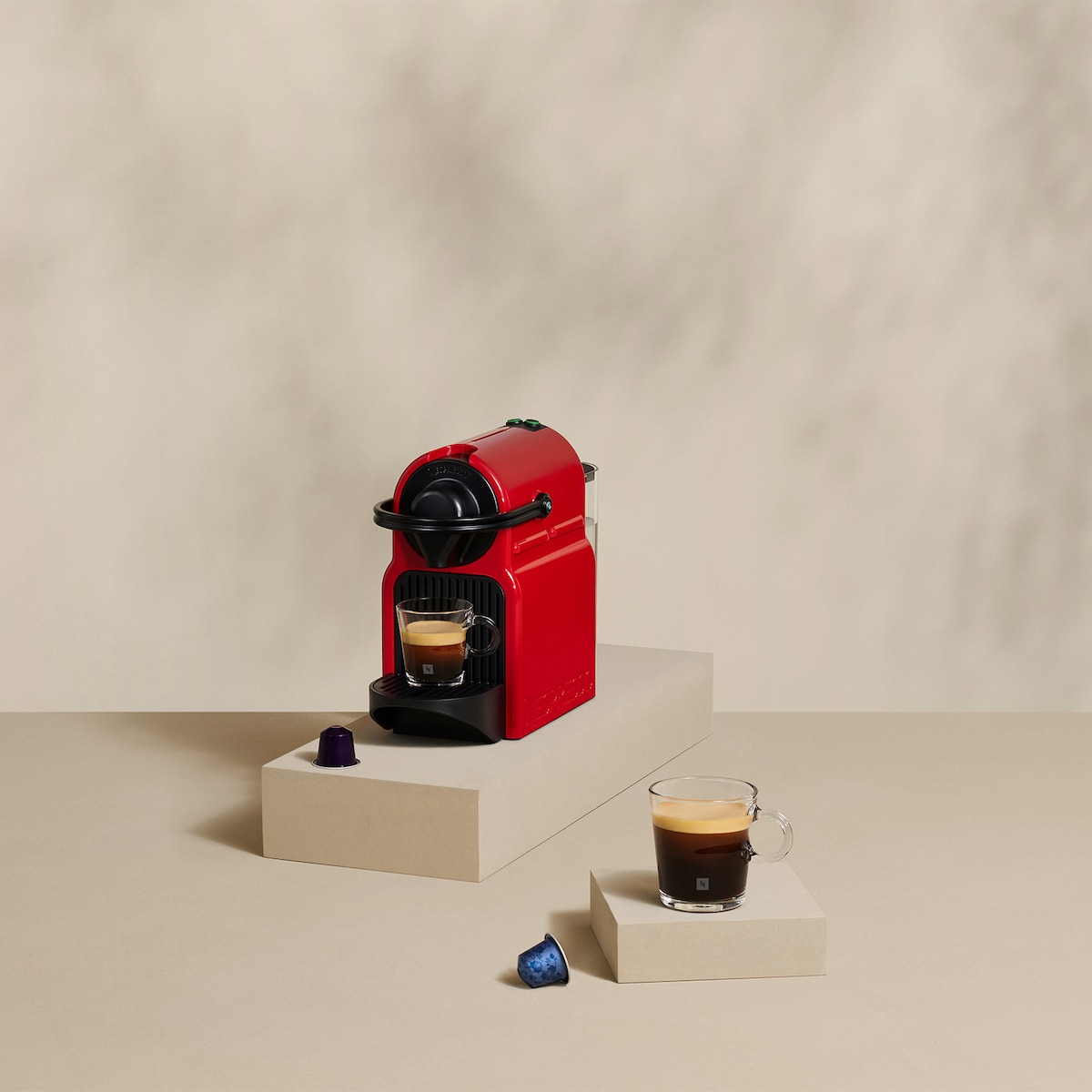 02 Червената Nespresso Inissia с чаши кафе