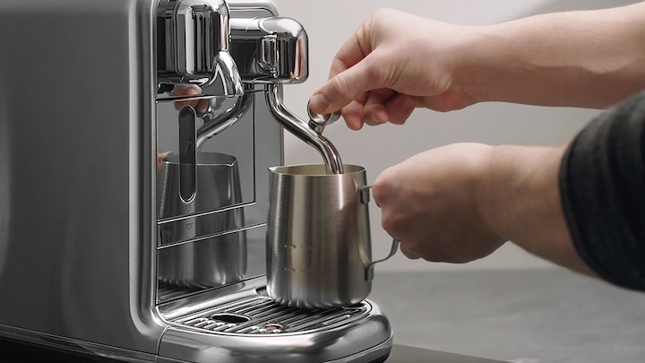 Creatista Pro Nespresso makinesi ve süt potu