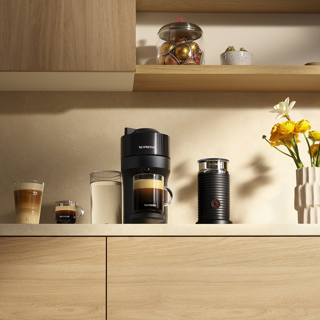 Machine à café et espresso à capsule Nespresso® Vertuo POP+ par Breville -  Noir réglisse