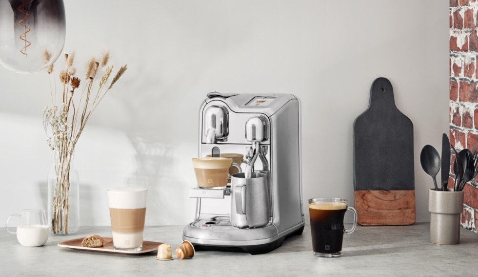 Nespresso Creatista in einer liebevoll gestalteten Kaffee-Ecke