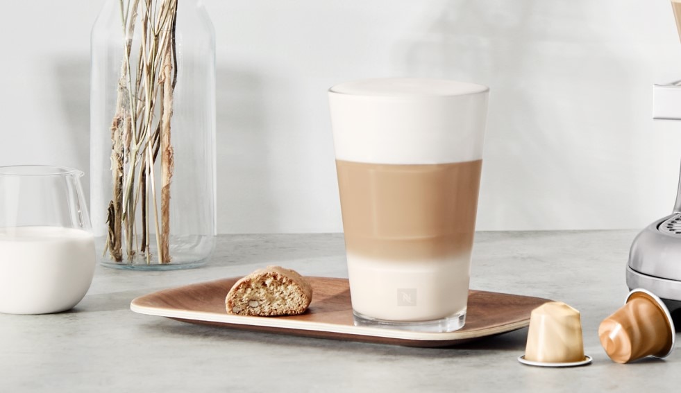 Latte Macchiato auf einem Tablet