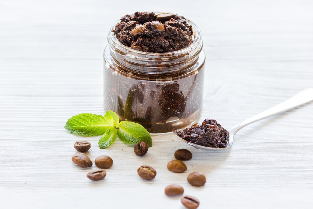 สครับปากด้วยกากกาแฟ