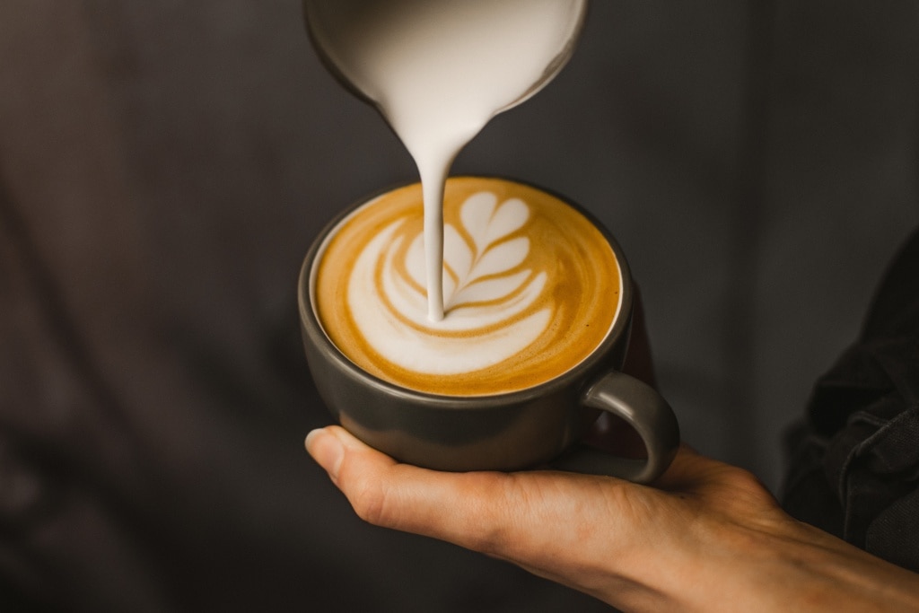 ลาเต้มีรสชาตินมที่เข้มข้นกว่า Flat White