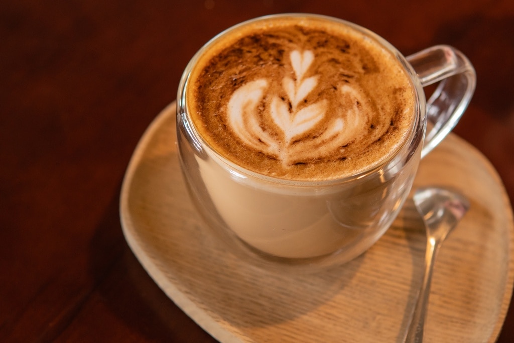 มัคคีอาโต้ร้อนเสิร์ฟในแก้วใหญ่และมีรสหวาน