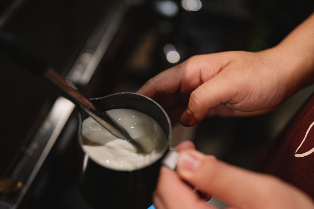 วิธีตีฟองนม คือ การนำนมมาผ่านการตีด้วยความเร็วและแรง