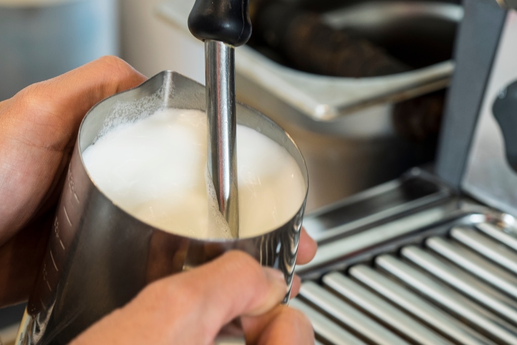 การสตีมนมจะทำให้ได้ฟองนมจะมีความละเอียดมากขึ้น