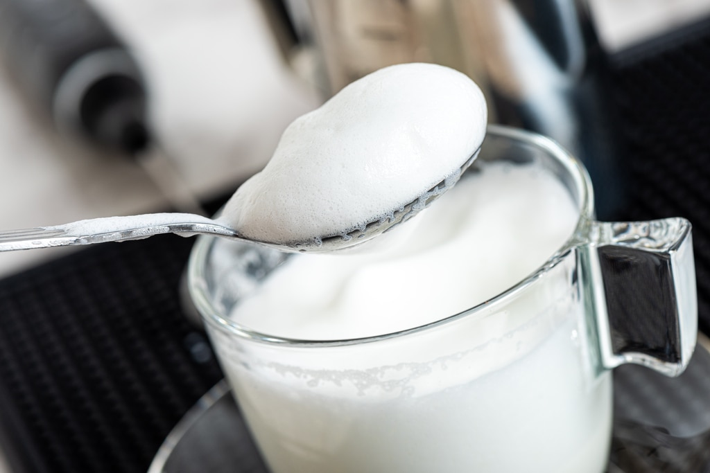 ฟองนมที่ดีต้อง เนียนละเอียดเป็นเนื้อเดียวกัน