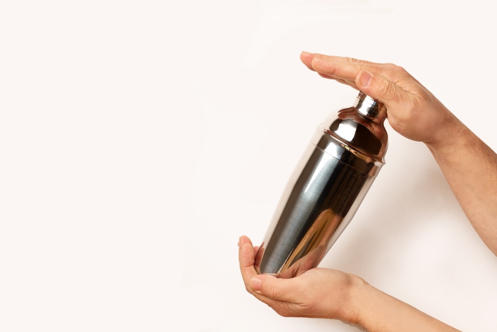 วิธีทำฟองนมด้วย เชคเกอร์ (Cocktail Shaker)