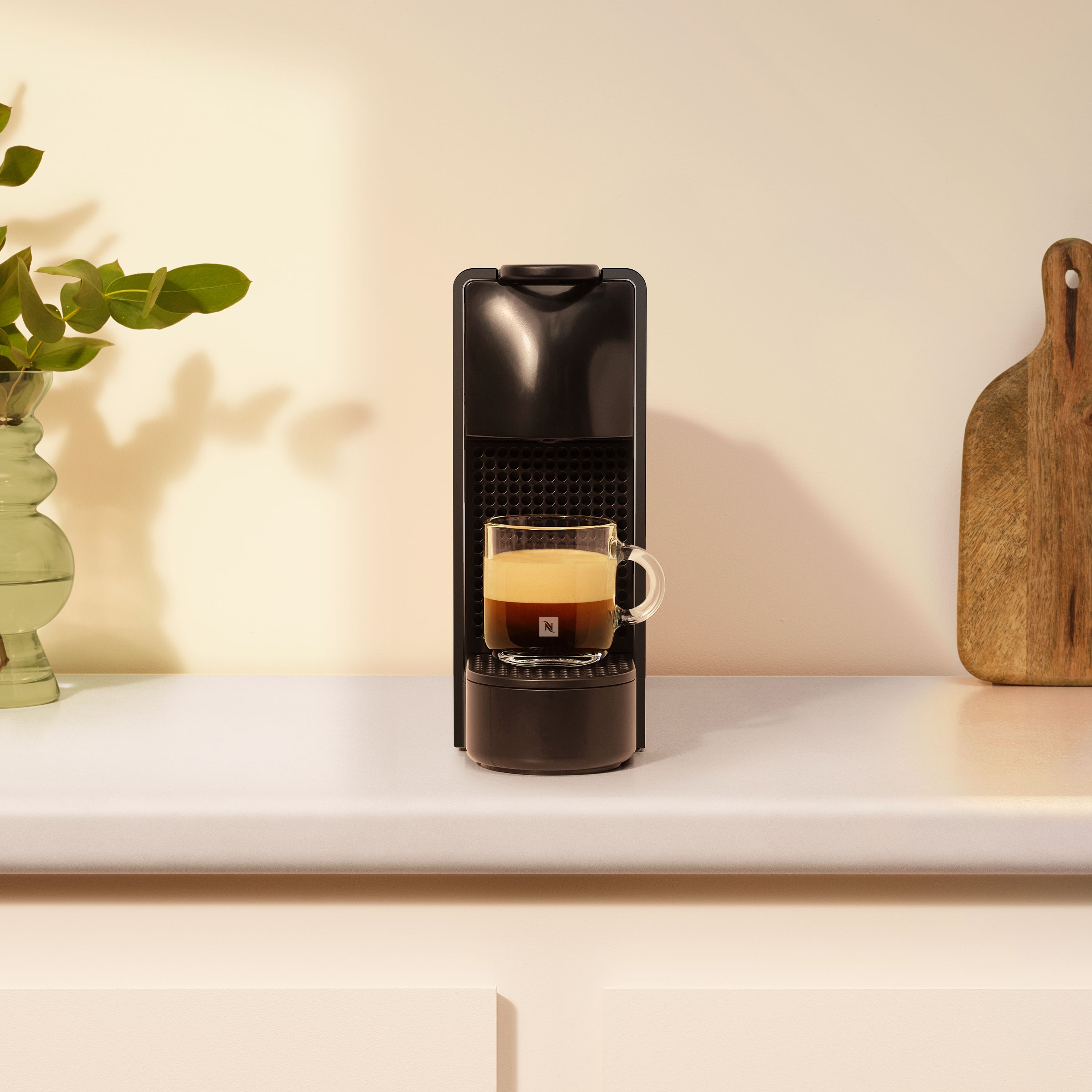 Essenza Mini Preta 110v | Cafeteira expresso| Nespresso