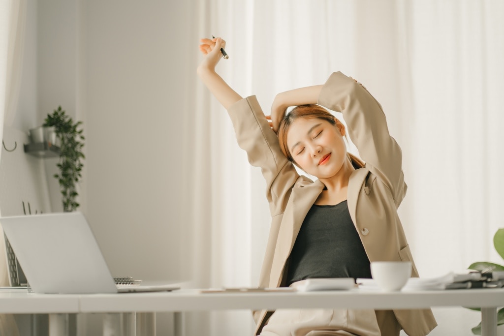 วิธีแก้ง่วงตอนทำงาน ลุกเปลี่ยนอิริยาบถ