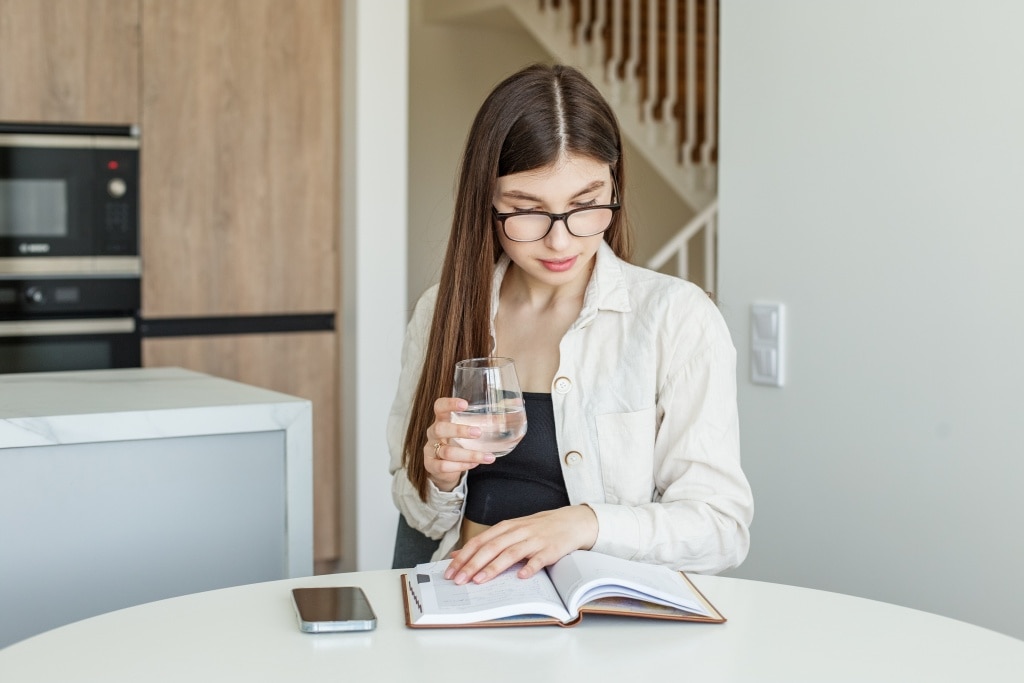 วิธีแก้ง่วงตอนทำงาน จิบน้ำหรือเครื่องดื่มเย็น