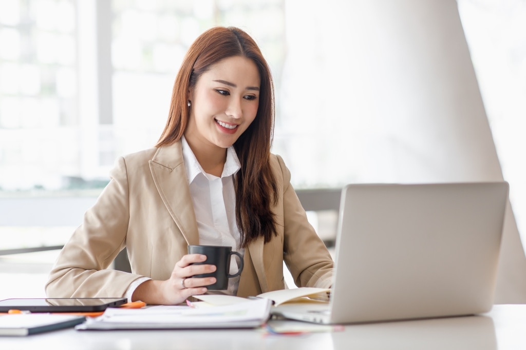 วิธีแก้ง่วงตอนทำงาน ดื่มกาแฟหรือชาในปริมาณที่เหมาะสม