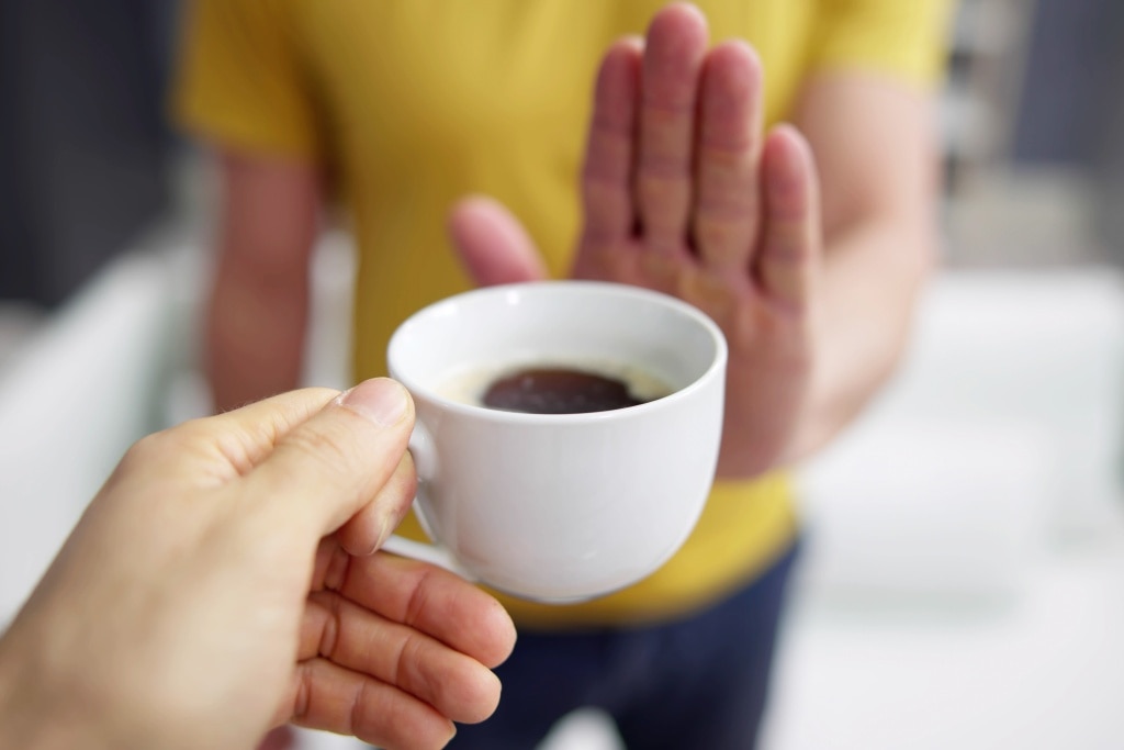 ไม่ควรดื่มกาแฟตอนท้องว่าง เพราะทำให้เกิดอาการแสบท้องหรือปวดท้องได้