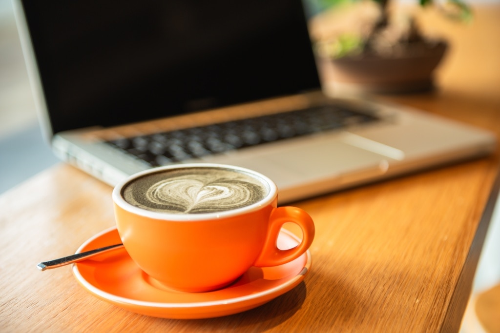 ไม่ดื่มกาแฟตอนท้องว่างทันทีหลังตื่นหรือตอนดึก เพราะอาจส่งผลต่อการนอนหลับ