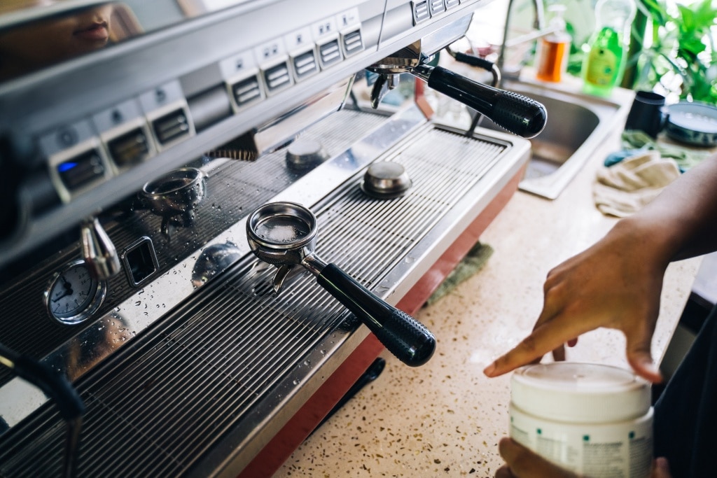 วิธีล้างเครื่องชงกาแฟเริ่มจากล้างหัวชง