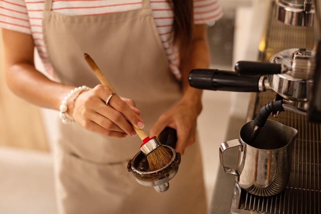 วิธีล้างเครื่องชงกาแฟ ขั้นตอนที่สองคือล้างก้านชงกาแฟ