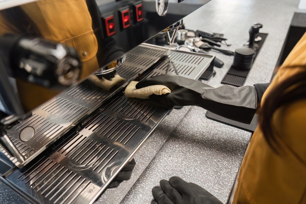 วิธีล้างเครื่องชงกาแฟ ขั้นตอนที่สี่คือล้างถาดรองน้ำ และตะแกรงวางแก้ว