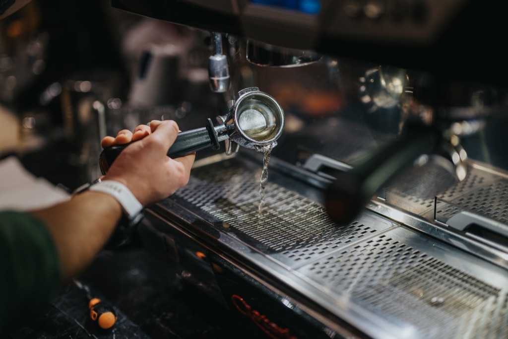 วิธีล้างเครื่องชงกาแฟที่ถูกต้องแล้วไม่ควรแช่ด้ามชงกาแฟทั้งก้านในน้ำหรือสารเคมี