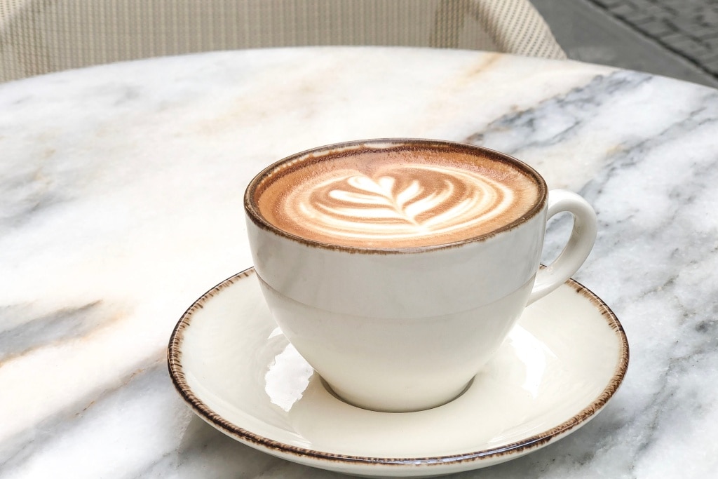 Latte มีรสชาติละมุนนุ่มกว่า Dirty Coffee