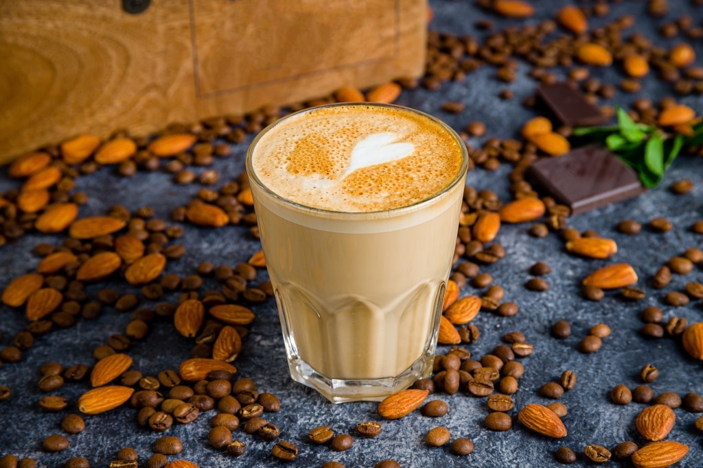 Flat White เป็นเมนูร้อนที่นมผสมกับกาแฟให้รสกลมกล่อม