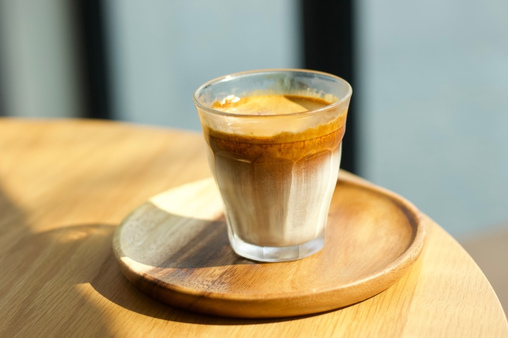 Dirty Coffee รสชาติของกาแฟจะเปลี่ยนไปเรื่อยๆ จากด้านบนลงไปจนถึงก้นแก้ว