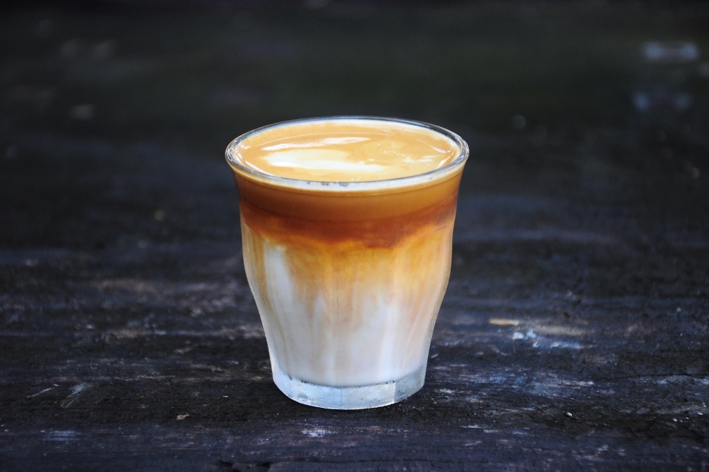 กาแฟ Dirty คือ Fluid Art ที่วาดลวดลายผ่านเส้นสายเอสเพรสโซในแก้วกาแฟ