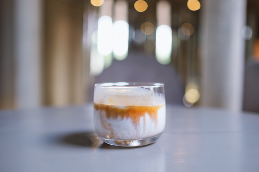 กาแฟ Dirty มีส่วนผสมหลักเพียง 2 อย่างคือช็อตเอสเพรสโซ่ และนมสด