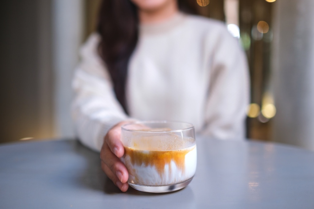 การดื่มกาแฟ Dirty ควรดื่มให้หมดภายในเวลาไม่นาน