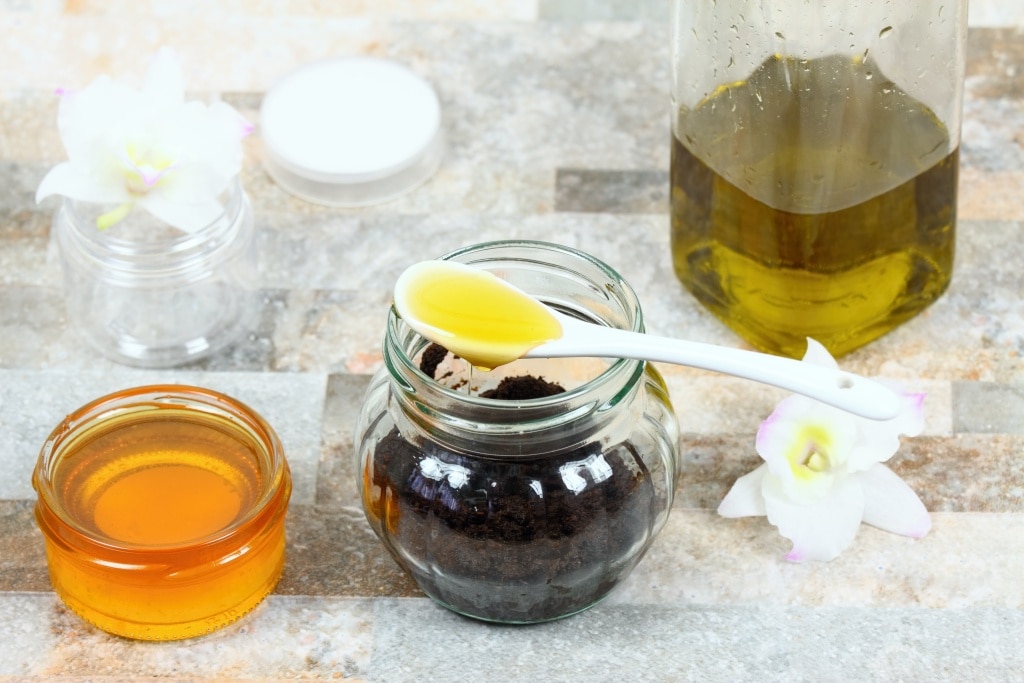 ประโยชน์ของกากกาแฟ ช่วยลดรอยขีดข่วนให้เฟอร์นิเจอร์ไม้