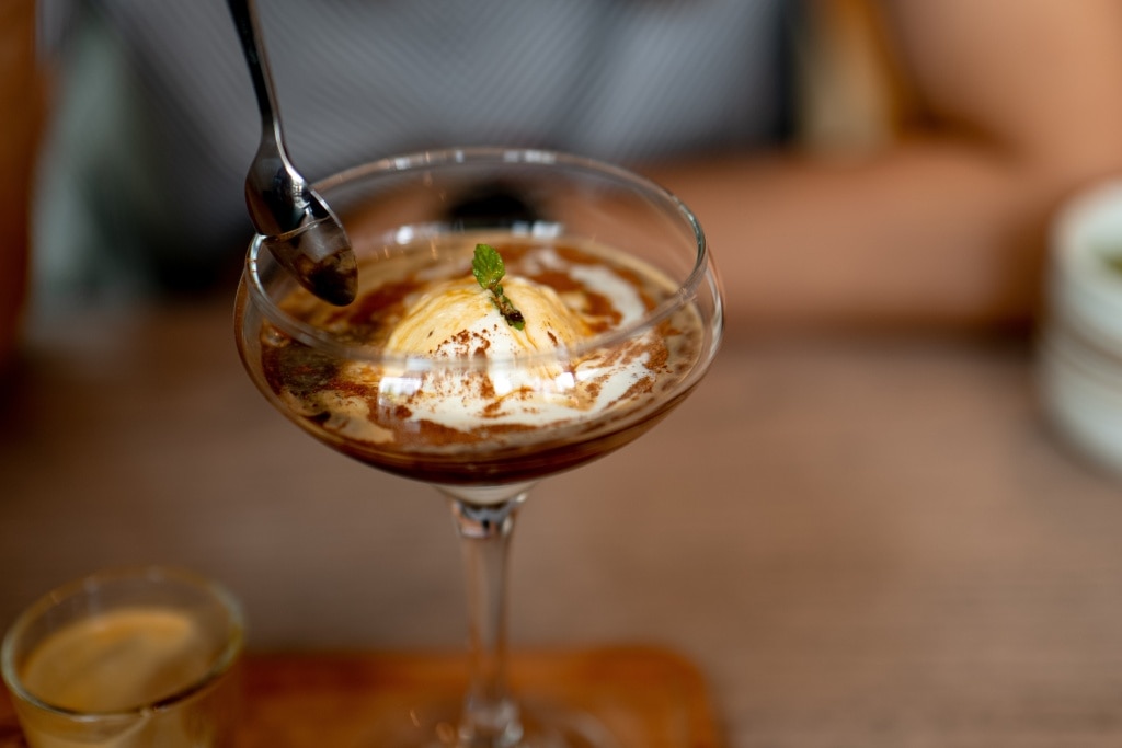 อัฟโฟกาโต้ จะเสิร์ฟมาในแก้วที่มีไอศกรีมอยู่ด้านใน