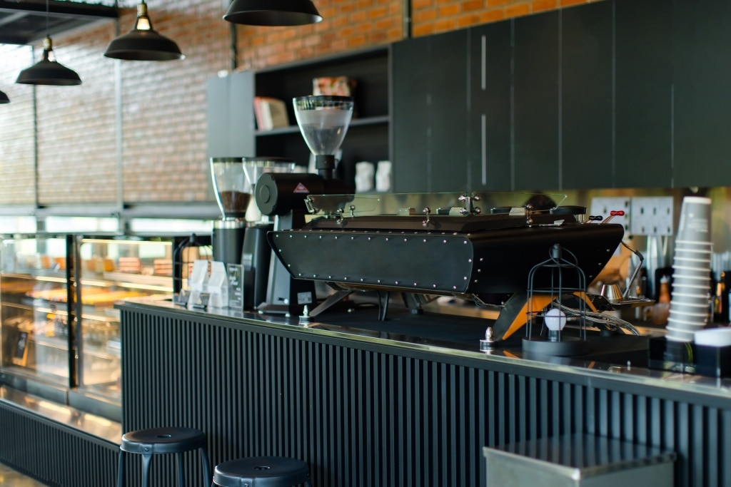แบบร้านกาแฟเล็ก ๆ สไตล์ Industrial Wood