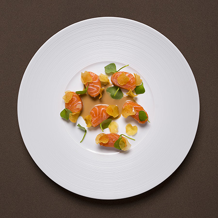 Saumon façon Gravlax, Crème de Grand Cru Fortissio Lungo et Chocolat Blanc, Pommes Chips