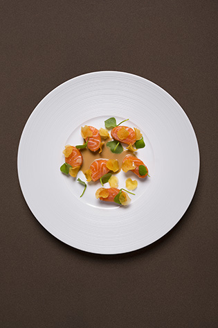 Saumon façon Gravlax, Crème de Grand Cru Fortissio Lungo et Chocolat Blanc, Pommes Chips 1