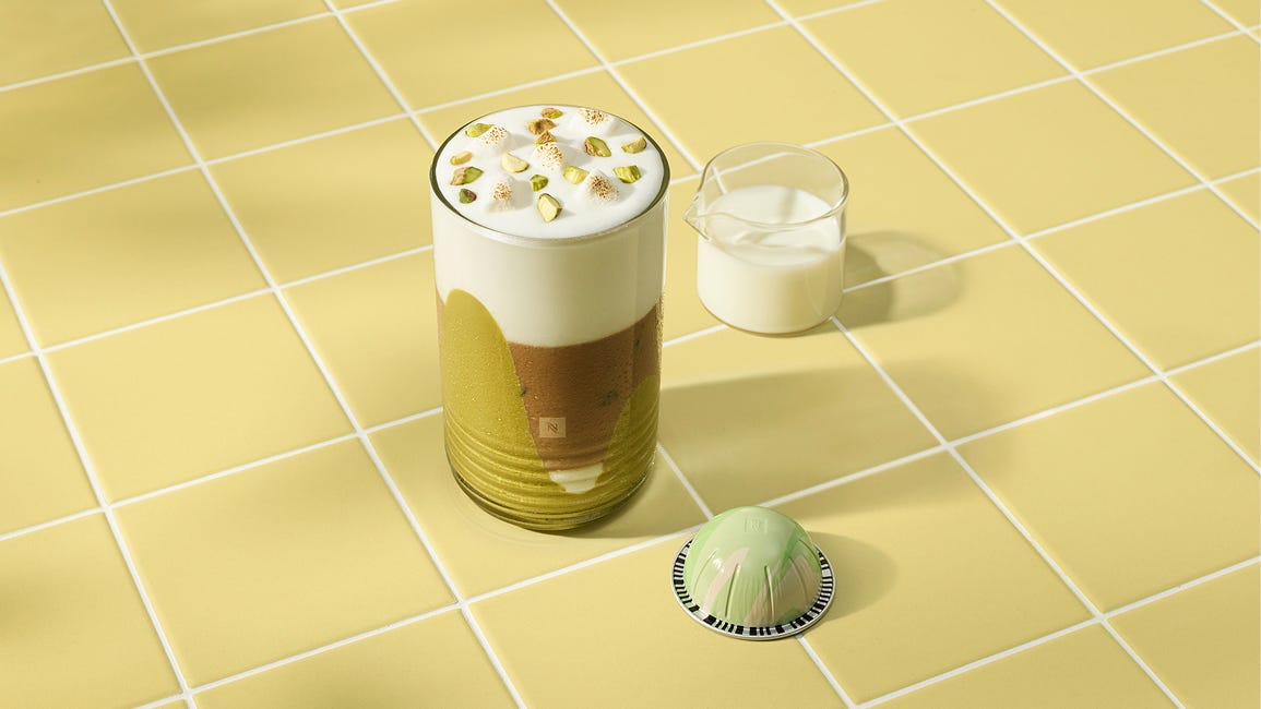 لاتيه الفستق الحلبي والفانيلا مع حليب الشوفان مثلّج