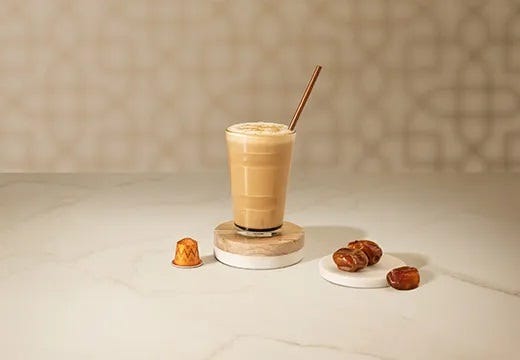 لاتيه كريمية بالتمر والهال 