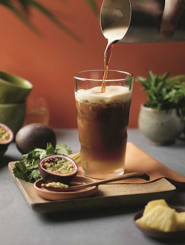 https://www.nespresso.com/ncp/res/uploads/recipes/EXOTIC-ICED-COFFE_STEP-4.jpg?imwidth=560