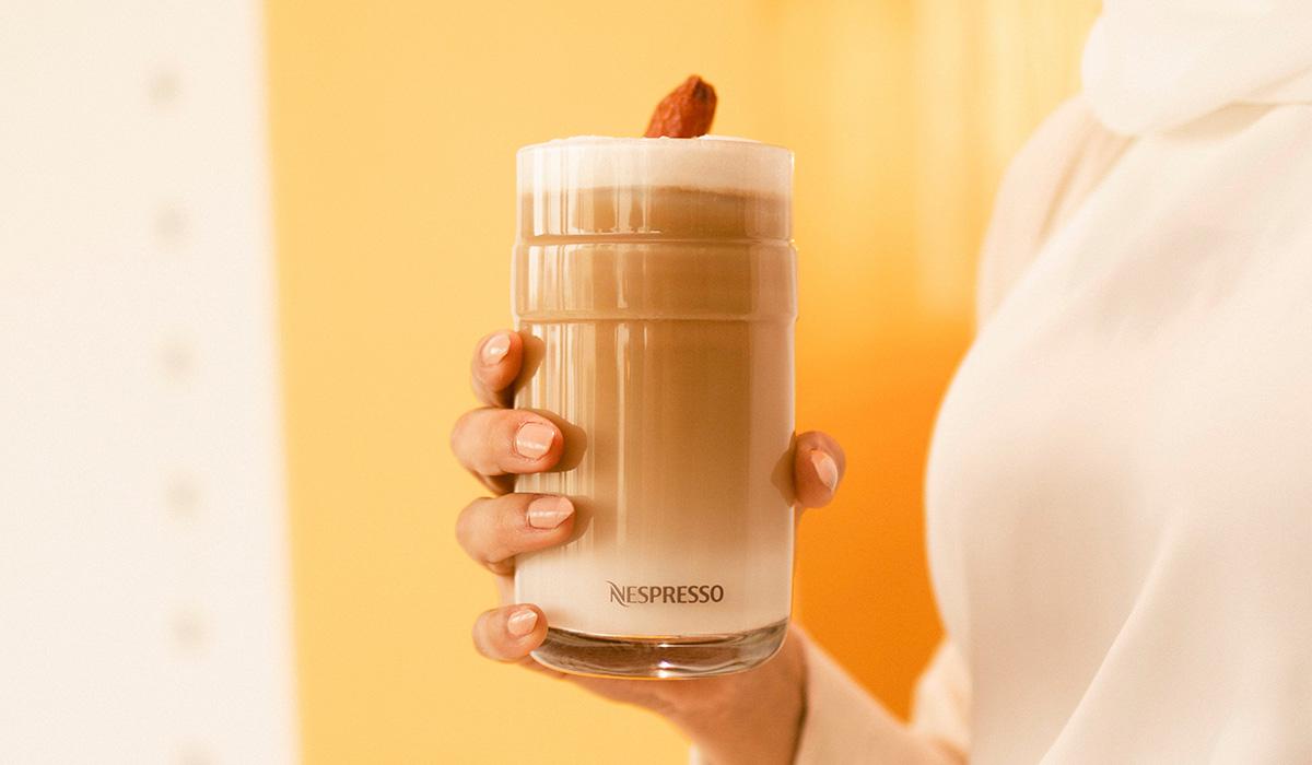 قهوة لاتيه التمر بالهيل