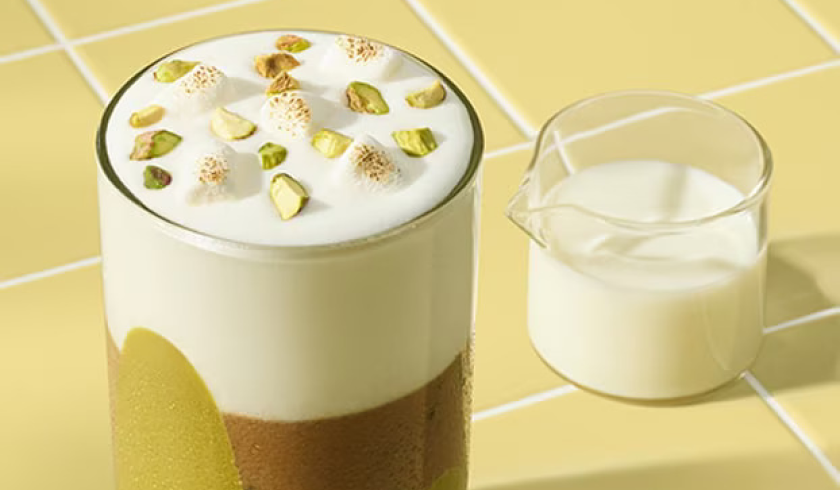 لاتيه مثلج بالفستق والڤانيلا والشوفان