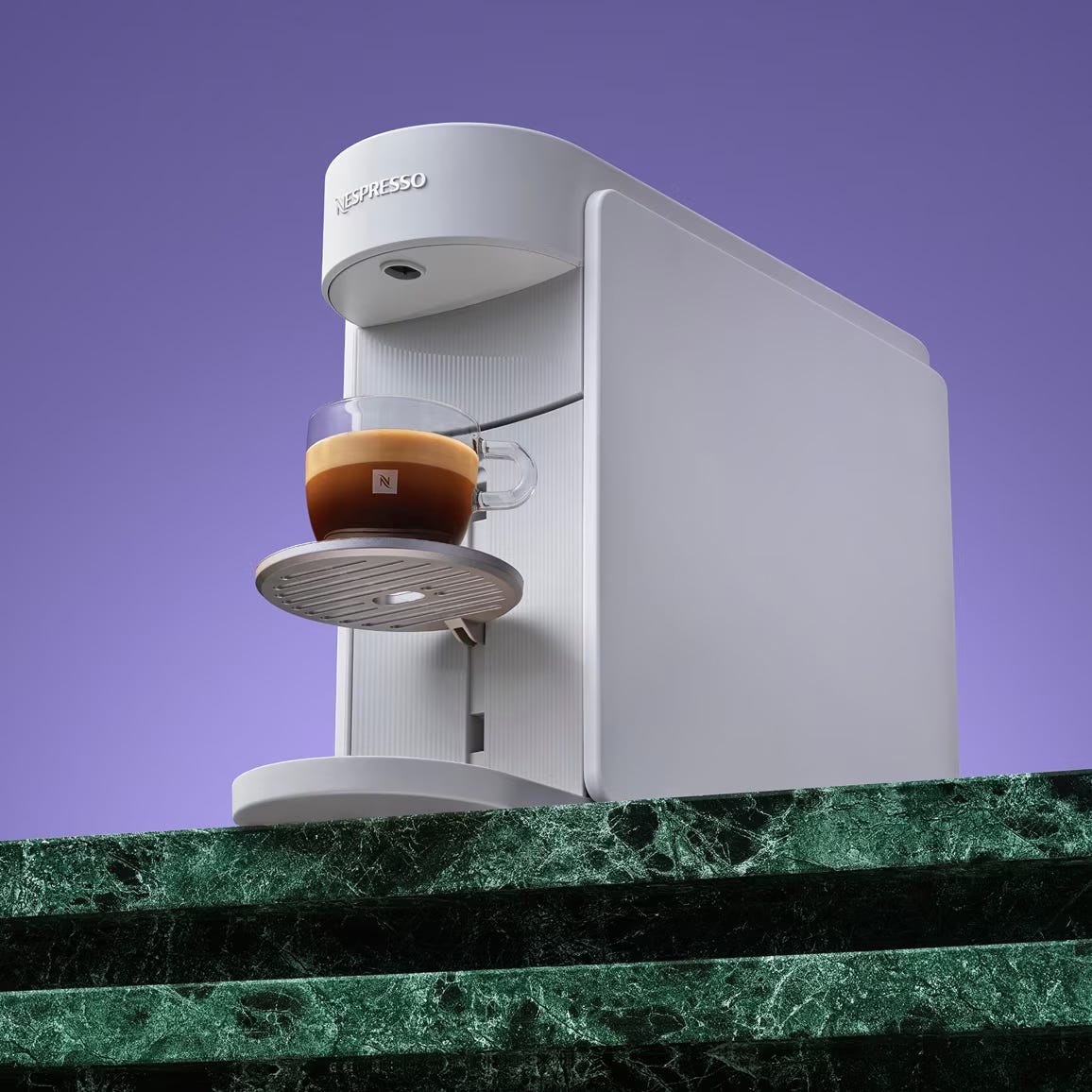 كوب من مجموعة Signature أثناء تحضير القهوة على ماكينة Nespresso
