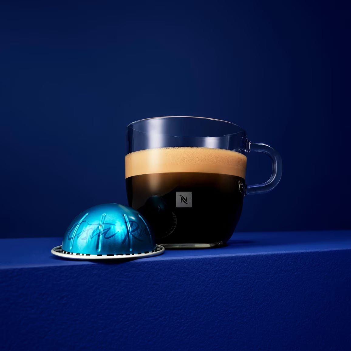 كوب غران لونغو من مجموعة سيجنتشر أثناء تحضير القهوة على ماكينة Nespresso