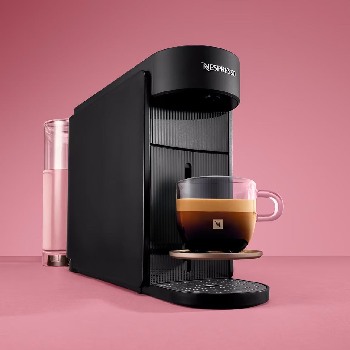 كوب لونغو من مجموعة Signature أثناء تحضير القهوة على ماكينة Nespresso